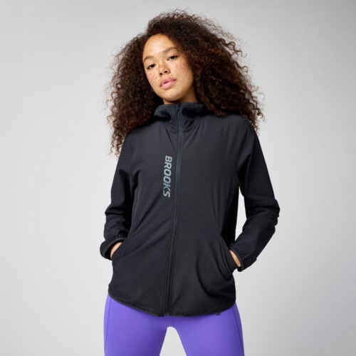 Brooks Women's Canopy Jacket naisten juoksutakki edestä – tuulen- ja vedenkestävä takki vaihteleviin sääolosuhteisiin.