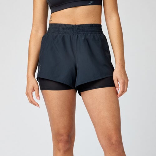 Brooks Dash 2-in-1 Short naisten juoksushortsit edestä – hengittävät shortsit tukevilla sisäshortseilla ja taskuilla.