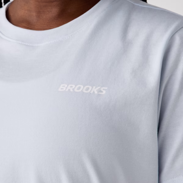 Brooks Graphic Short Sleeve -t-paidan näyttävä Brooks-grafiikka rinnassa.