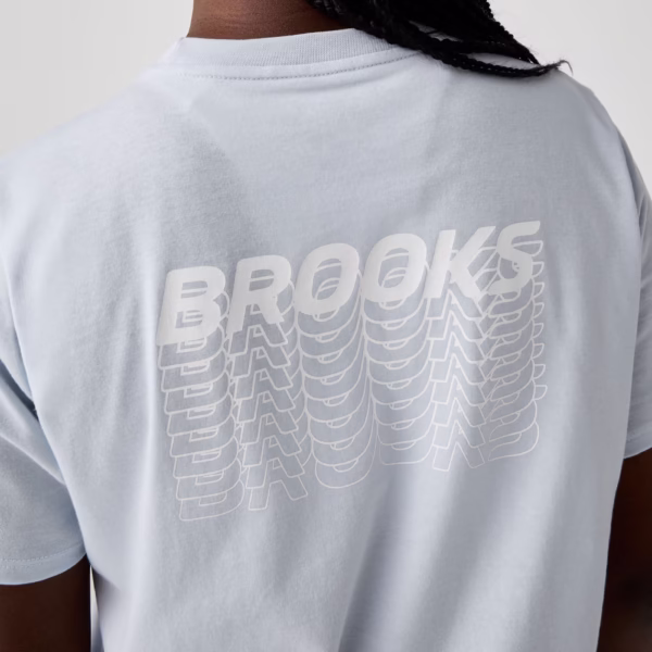 Brooks Graphic Short Sleeve -t-paidan pehmeä ja kestävä puuvilla-polyesterimateriaali.