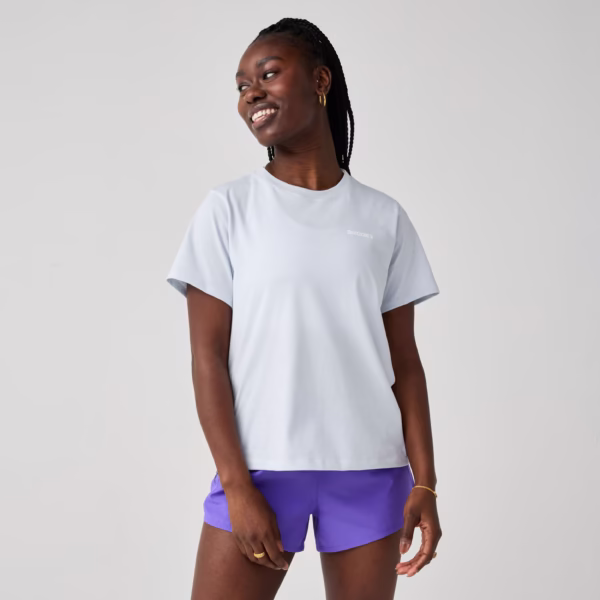 Brooks Graphic Short Sleeve naisten t-paita edestä – pehmeä ja rento t-paita harjoitteluun ja vapaa-aikaan.