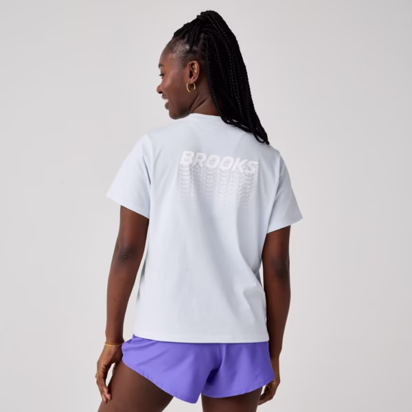 Brooks Graphic Short Sleeve takaa – rento leikkaus lisää käyttömukavuutta.