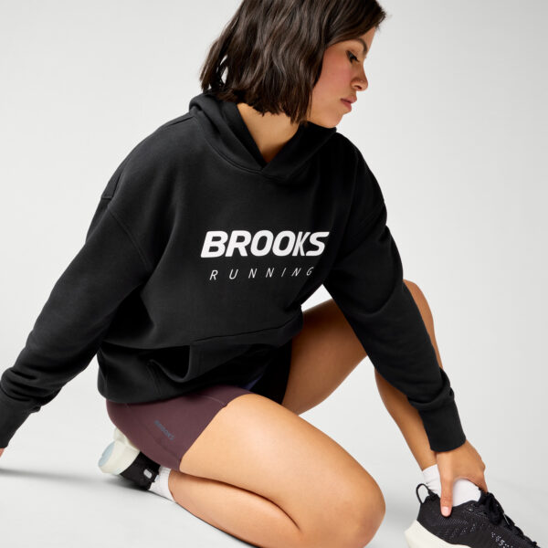 Brooks Reset Hoodie tarjoaa erittäin pehmeän fleece-materiaalin ja rennon istuvuuden.