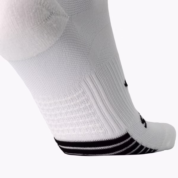 Brooks Ghost Lite Quarter -juoksusukan hengittävät verkkopaneelit ja kohdennettu pehmustus.