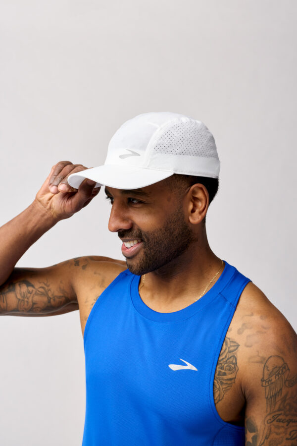 Brooks Journey Hat sivusta – unisex-juoksulippis päivittäiseen juoksuun ja ulkoiluun.