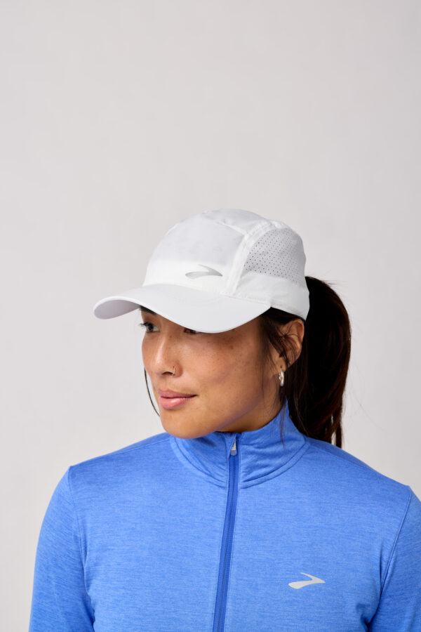 Juoksija käyttää Brooks Journey Hat -unisex-juoksulippistä aurinkoisella ja sateisella juoksulenkillä.