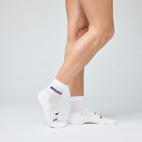 Brooks Run-In Quarter 3-Pack -juoksusukat tarjoavat kevyen pehmustuksen, holvituen ja hengittävän rakenteen.