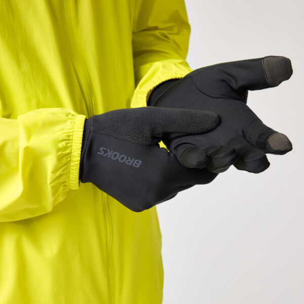 Brooks Dash Midweight Glove -juoksukäsineet takaa – tekninen materiaali ja mukava istuvuu