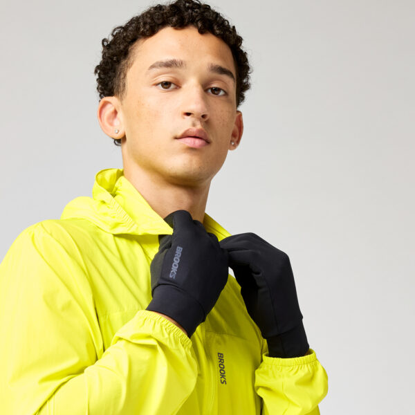 Brooks Dash Midweight Glove -juoksukäsineet tarjoavat sopivasti lämpöä ja napakan istuvuuden.