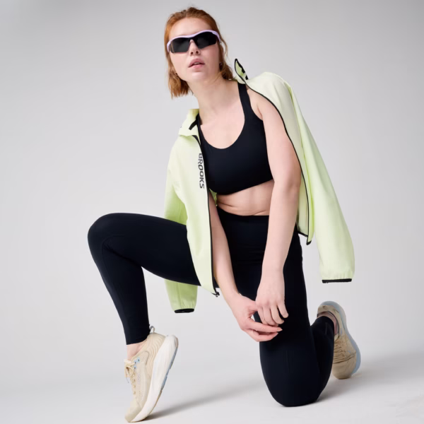 Brooks Chaser Padded Bra tarjoaa pehmeän ja viilentävän materiaalin sekä keskitasoisen tuen.