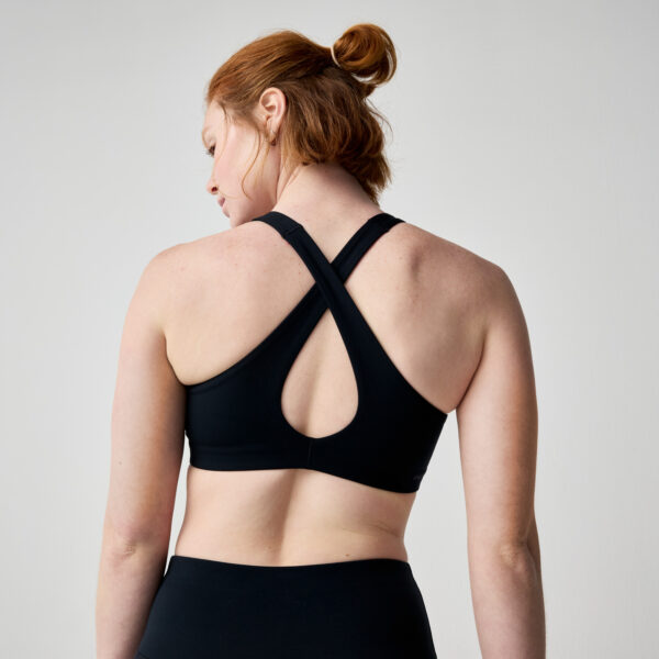 Brooks Chaser Padded Bra takaa – pään yli puettava malli ja integroitu alaresori tarjoavat tukea.