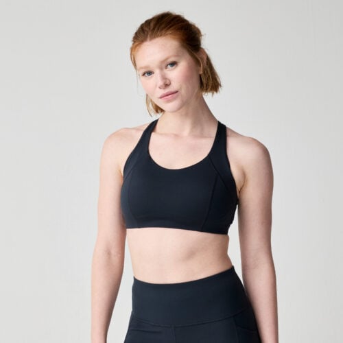 Brooks Chaser Padded Bra naisten urheiluliivit edestä – keskitasoinen tuki ja integroidut kupit juoksuun.