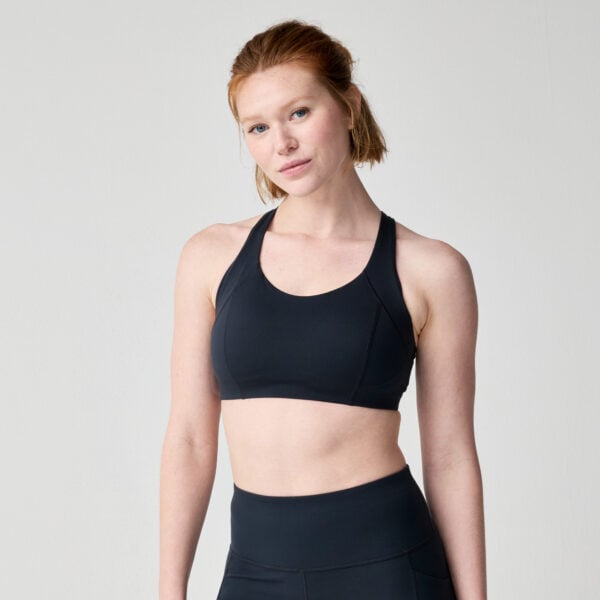 Brooks Chaser Padded Bra naisten urheiluliivit edestä – keskitasoinen tuki ja integroidut kupit juoksuun.