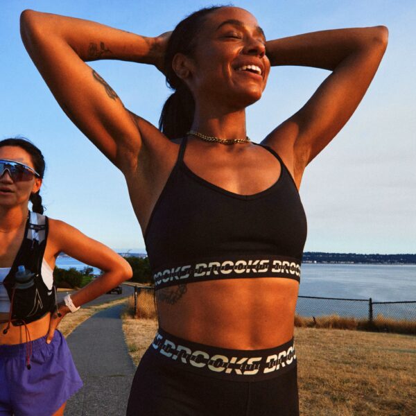 Brooks PR Elite Bra -urheiluliivien nopeasti kuivuva ja hengittävä tekninen materiaali.