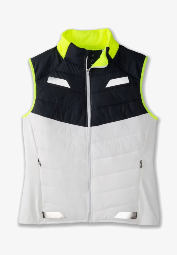 Brooks Women's Run Visible Insulated Vest -naisten lämmin ja heijastava juoksuliivi pimeään juoksemiseen.