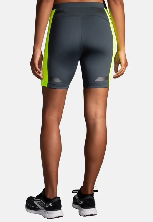 Brooks Women's Run Visible 6" Short Tight takaa – näkyvyyttä parantavat yksityiskohdat pimeässä juoksemiseen.
