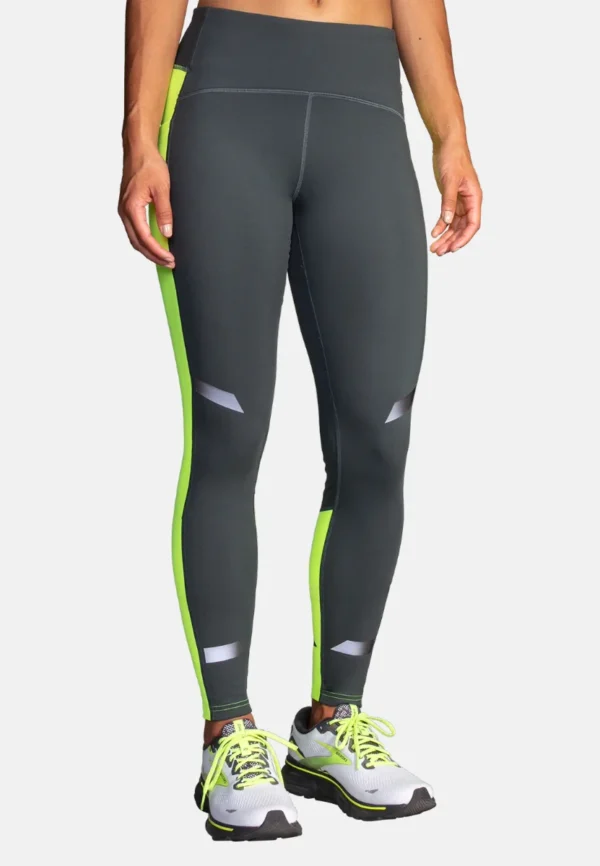 Brooks Women's Run Visible Thermal Tight -juoksutrikoiden 3M Scotchlite Carbon Black Stretch -heijastavat yksityiskohdat.