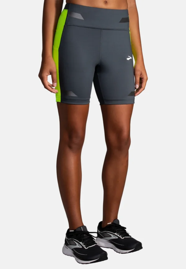 Brooks Women's Run Visible 6" Short Tight yhdistää heijastavat yksityiskohdat ja hikeä siirtävän materiaalin.