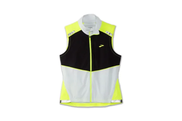 Brooks Women's Carbonite Vest -naisten juoksuliivi edestä – heijastava ja säältä suojaava liivi juoksuun.