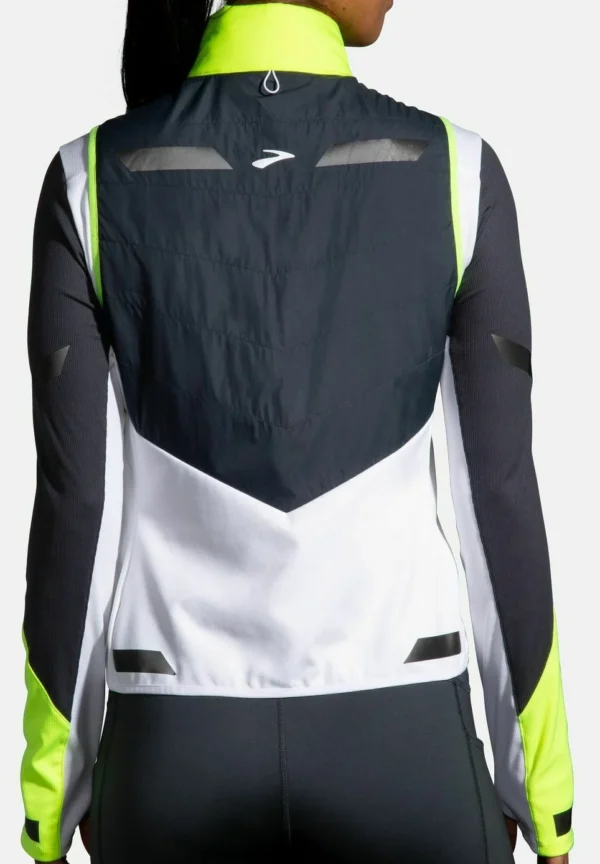 Brooks Women's Run Visible Insulated Vest takaa – heijastavat yksityiskohdat ja lämmin Thermolite-eristys.