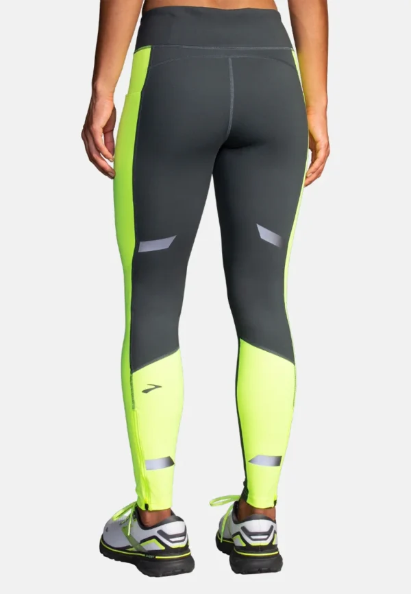 Brooks Women's Run Visible Thermal Tight takaa – heijastavat yksityiskohdat parantavat näkyvyyttä pimeässä.