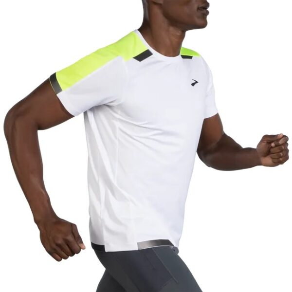 Brooks Run Visible High-Vis Shirt tarjoaa näkyvyyttä pimeässä ja auttaa pitämään olon viileänä lämpimällä säällä.