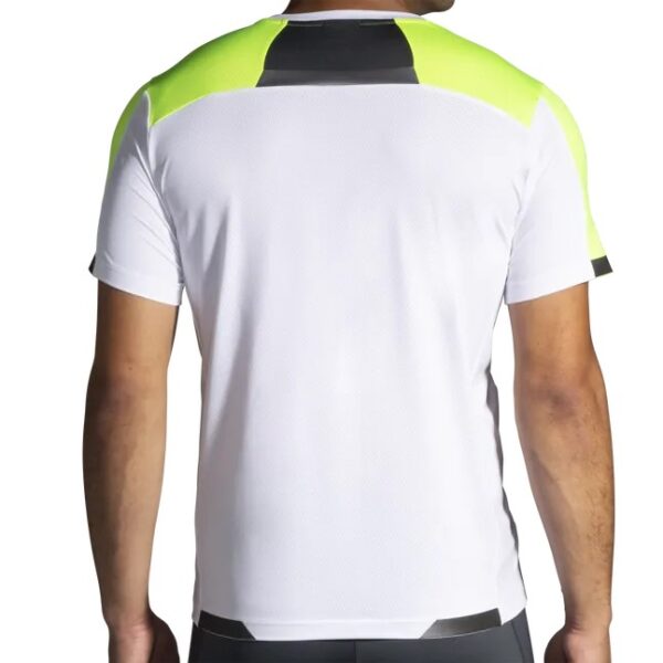 Brooks Run Visible High-Vis Shirt takaa – heijastavat ja fluoresoivat yksityiskohdat parantavat näkyvyyttä pimeässä.
