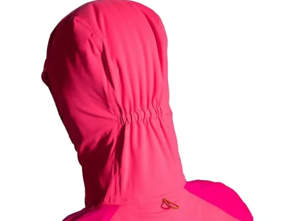 Brooks High Point Waterproof Jacket -juoksutakin huppu tukevalla lipalla suojaa sateelta ja sopii otsalampun kanssa.