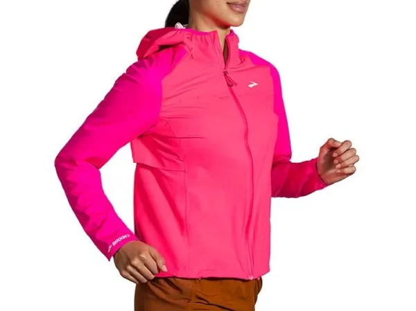 Brooks High Point Waterproof Jacket tarjoaa kevyen, hengittävän ja vedenpitävän suojan polkujuoksuun.