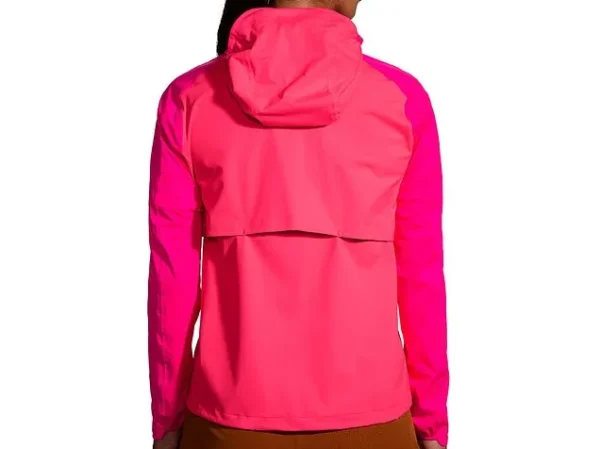 Brooks High Point Waterproof Jacket sivusta – puolivartalonmyötäinen istuvuus mahdollistaa vapaan liikkumisen maastossa.