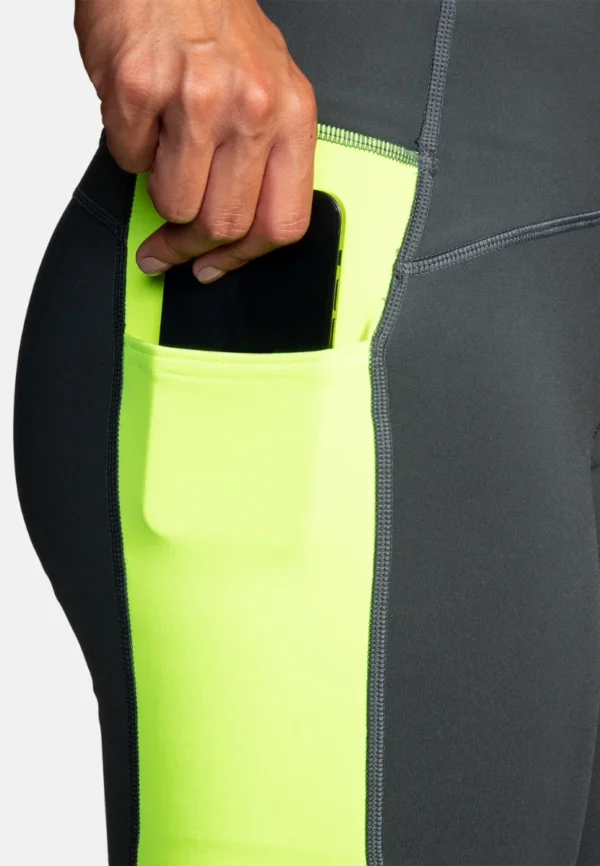 Brooks Women's Run Visible Thermal Tight -juoksutrikoiden kätevät taskut molemmissa lahkeissa.