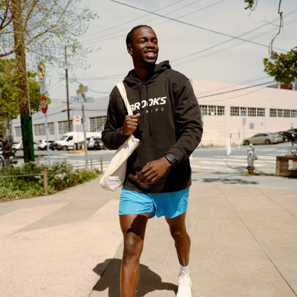 Brooks Reset Hoodie -hupparin erittäin pehmeä ja lämmin fleece-materiaali.