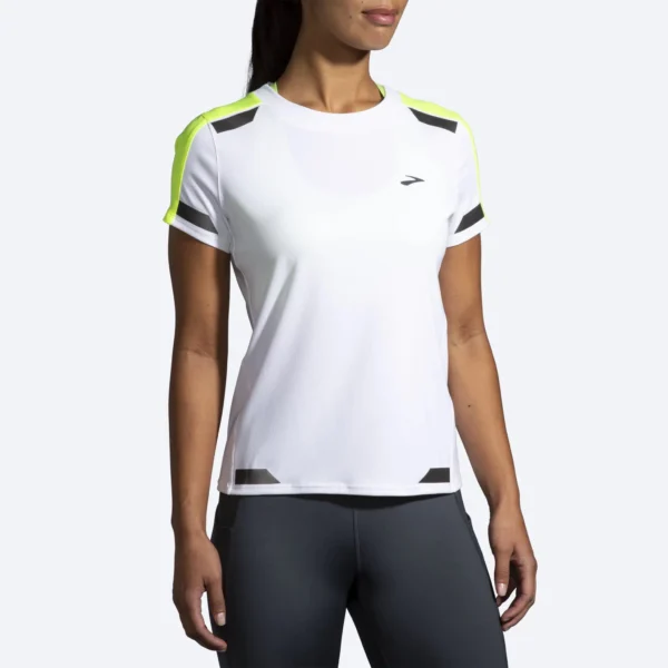 Brooks Women's Run Visible Short Sleeve yhdistää hengittävän DriLayer-materiaalin ja heijastavat yksityiskohdat.