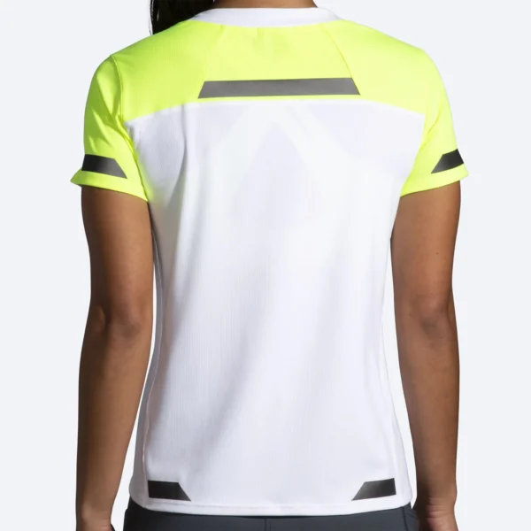Brooks Women's Run Visible Short Sleeve takaa – heijastavat yksityiskohdat parantavat näkyvyyttä hämärässä.