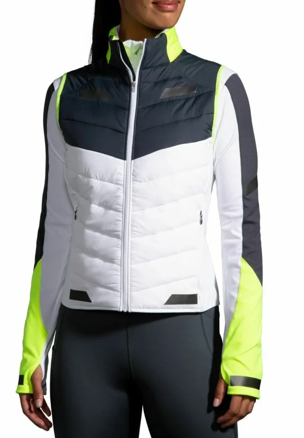 Brooks Women's Run Visible Insulated Vest sivusta – lämmin ja näkyvä juoksuliivi kylmään säähän.
