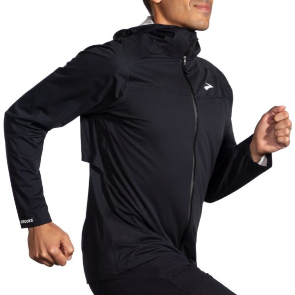 Brooks High Point Waterproof Jacket sivusta – puolivartalonmyötäinen istuvuus mahdollistaa vapaan liikkumisen.
