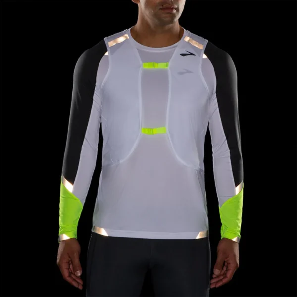 Brooks Run Visible Convertible Jacket tarjoaa näkyvyyttä pimeässä ja suojaa kevyeltä sateelta.