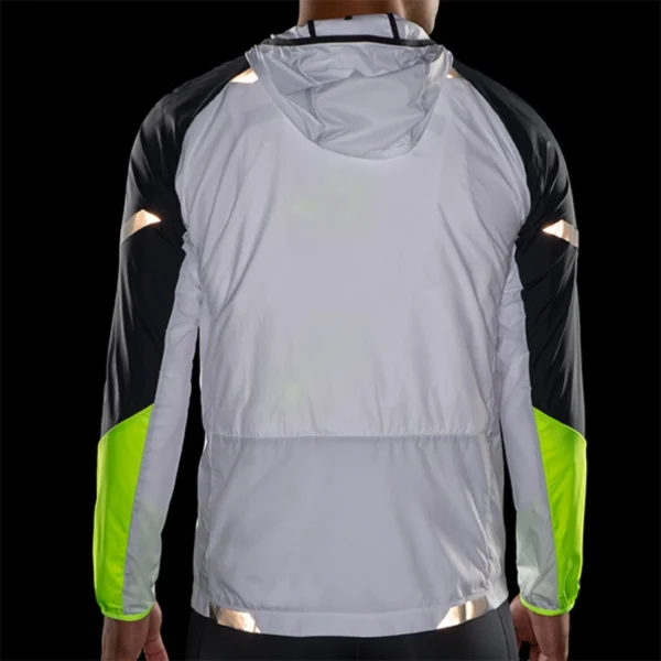 Brooks Run Visible Convertible Jacket -juoksutakin heijastavat yksityiskohdat pimeässä juoksemiseen.