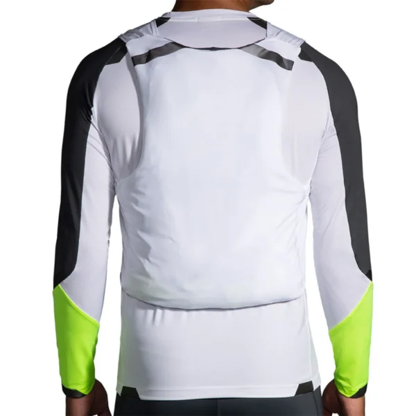 Brooks Run Visible Convertible Jacket pakkautuu omaan integroituun reppuun helppoa kuljetusta varten.