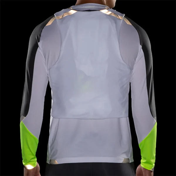 Brooks Run Visible Convertible Jacket takaa – heijastavat yksityiskohdat parantavat juoksijan näkyvyyttä.