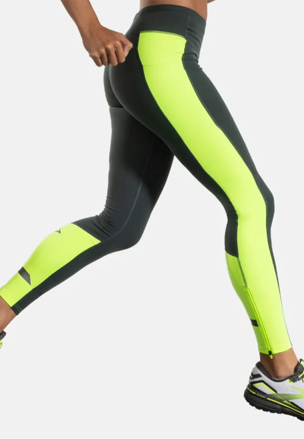 Brooks Women's Run Visible Thermal Tight yhdistää lämpöä, hengittävyyttä ja näkyvyyttä pimeille lenkeille.