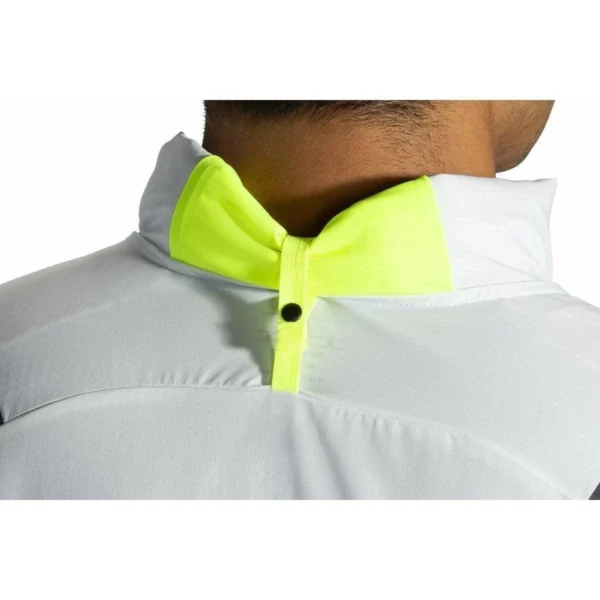 Juoksija käyttää Brooks Carbonite Jacket -heijastavaa juoksutakkia pimeällä lenkillä.
