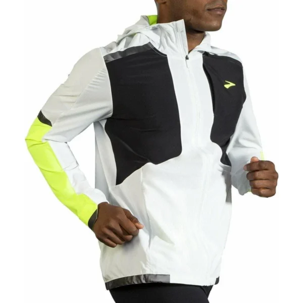 Brooks Carbonite Jacket heijastaa ympäristön valoa ja auttaa juoksijaa näkymään pimeässä.