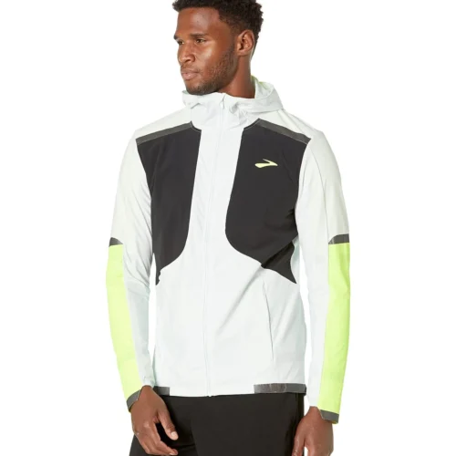 Brooks Carbonite Jacket -heijastava juoksutakki pimeään, sateiseen ja tuuliseen säähän.