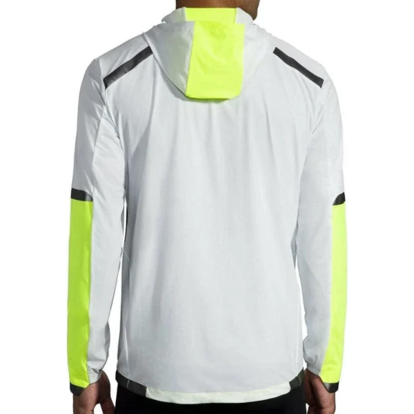 Brooks Carbonite Jacket takaa – heijastava rakenne parantaa näkyvyyttä pimeillä lenkeillä.