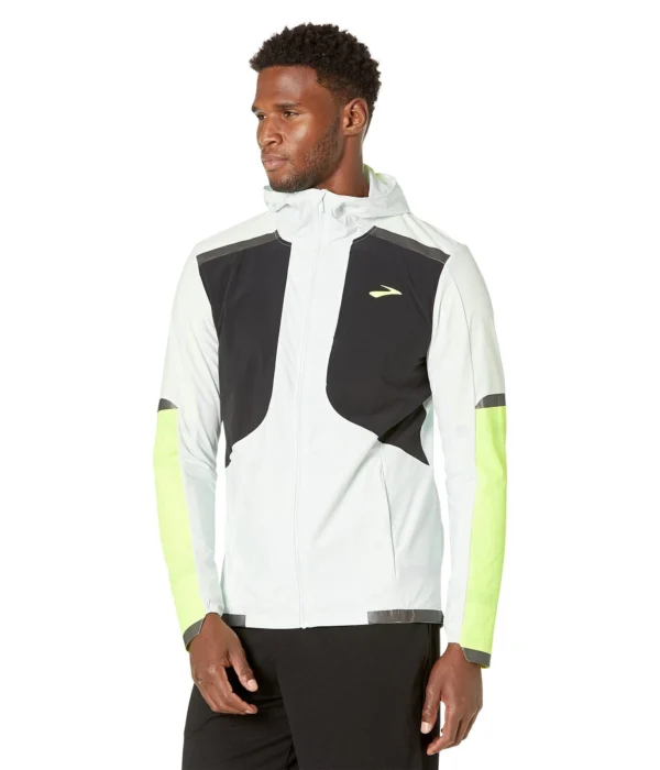 Brooks Carbonite Jacket -heijastava juoksutakki pimeään, sateiseen ja tuuliseen säähän.